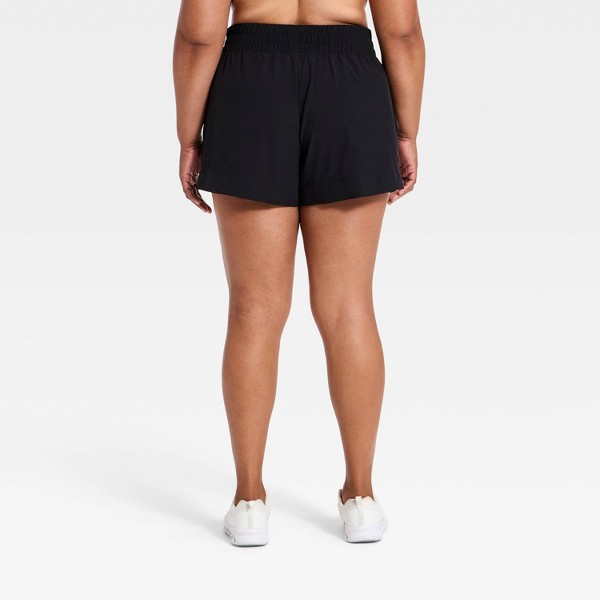 Shorts de tejido ligero de cintura media 4" para mujer - All In Motion™ 5