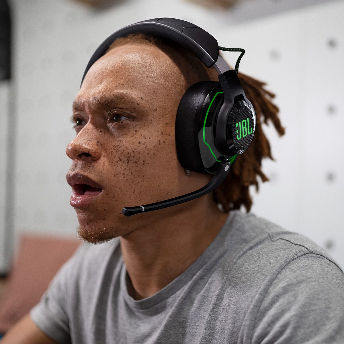 JBL Quantum 910X Wireless Gaming Headset with ANC, & Bluetooth for Xbox, PlayStation, Nintendo Switch, Windows & Mac - thumbnail 2