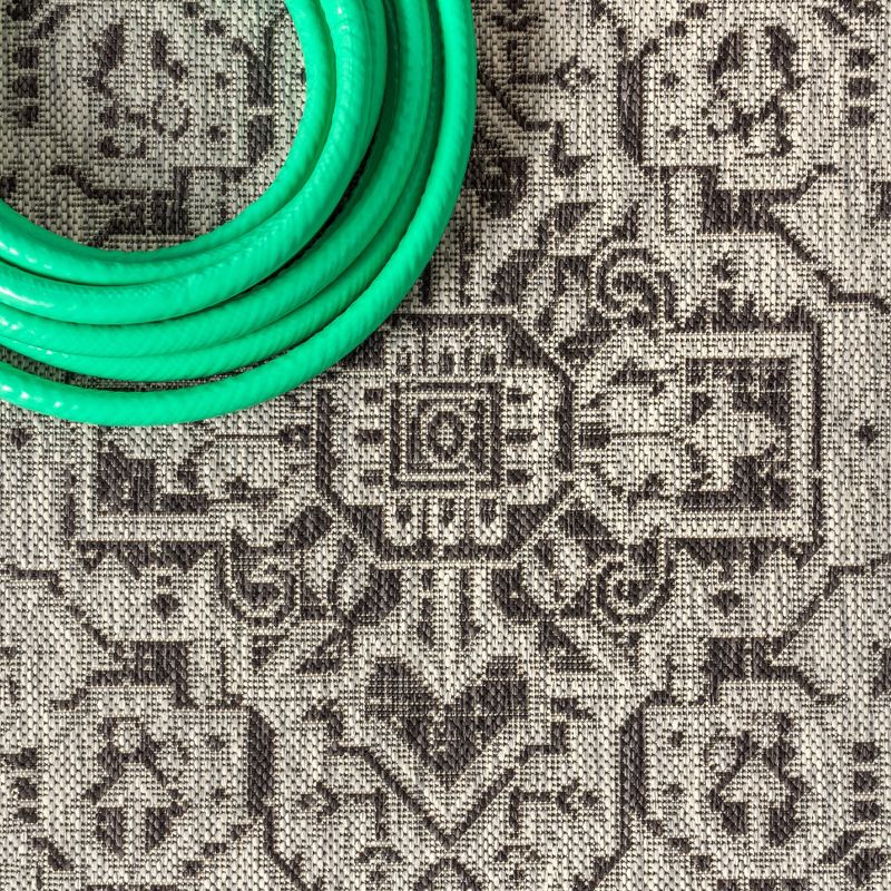 Sinjuri Medallion Textured Weave Indoor/Outdoor Area Rug - JONATHAN Y, 4 of 10