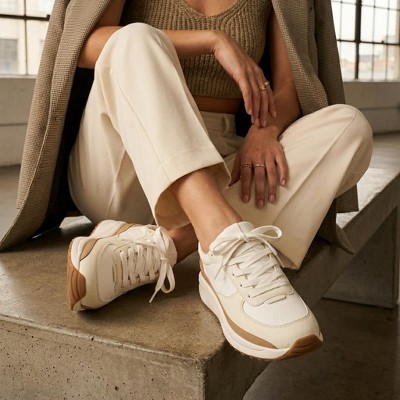 Женские кроссовки CUSHIONAIRE Women's Score lace up Sneaker +Comfort Foam White/Tan 9 — фото 5