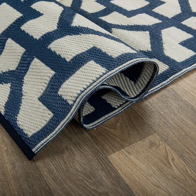 Blue and White Geometric Reversible Synthetic 5' x 7' Rug