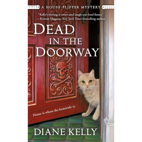 Dead in the Doorway - (House-Flipper Mystery) by  Diane Kelly (Paperback) - image 1 of 1