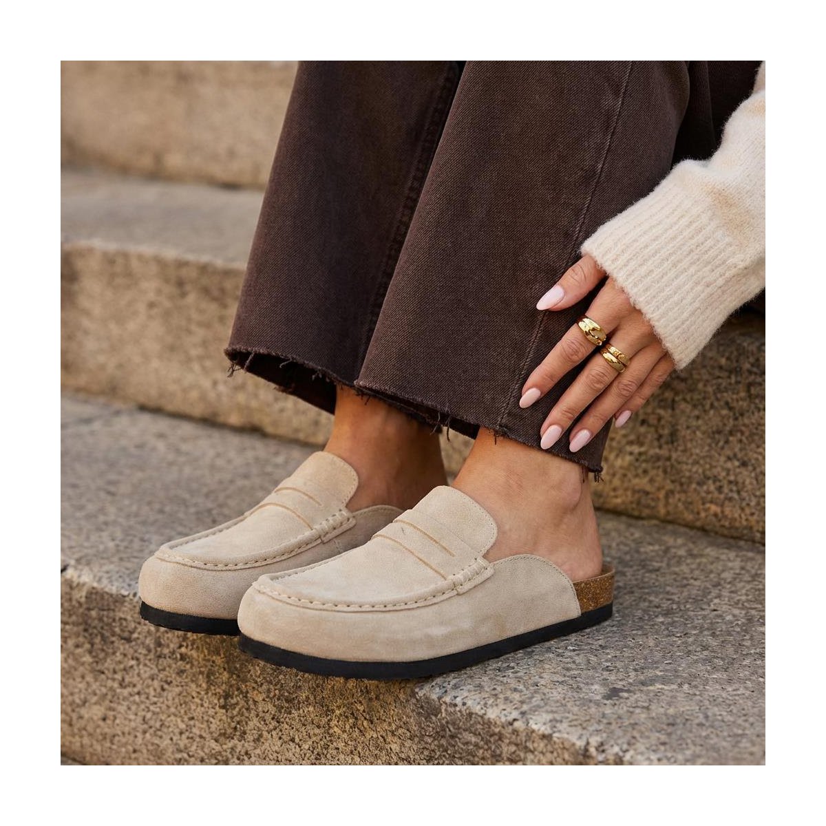 Женские сабо CUSHIONAIRE Fondu Genuine Leather Mule Clogs for Women, Comfortable Slip On Womens Shoes with Penny Strap Accent and Memory Foam Footbed, Biscuit 10 — фото 8