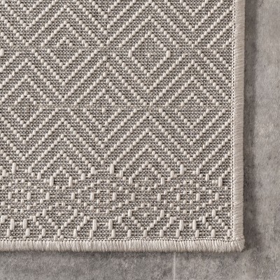 Gray Geometric 4' x 6' Reversible Synthetic Area Rug