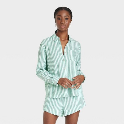 Women's Long Sleeve Relaxed Fit Collared Button-Down Shirt - Universal Thread™
