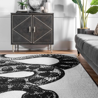 Black and White Serpent Design Synthetic Area Rug, 4' x 6'
