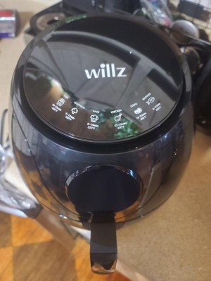 willz 3.5 Quart Digital Air Fryer with 6 Preset Functions in Black