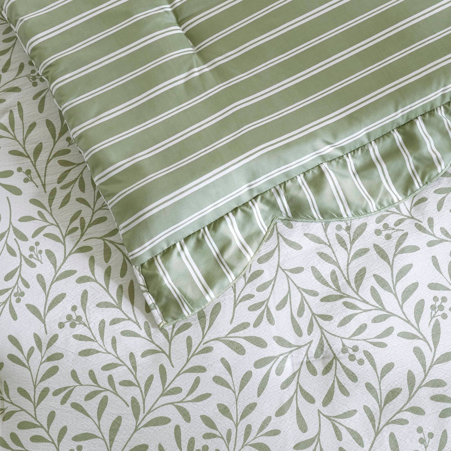 Комплект с одеялом Madison Park King 5pc Darcy Scalloped Edge Brushed Microfiber Reversible Comforter Set Sage Green, цвет: Шалфейный — фото 8