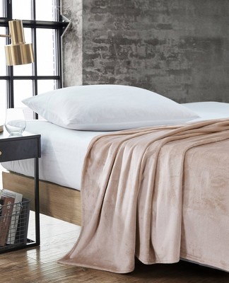 Luxe Cozy King Fleece Blanket in Plush Pink