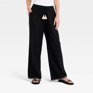 Pantalones de pierna recta con bordado y tiro medio, sin cierre - Universal Thread™ negro