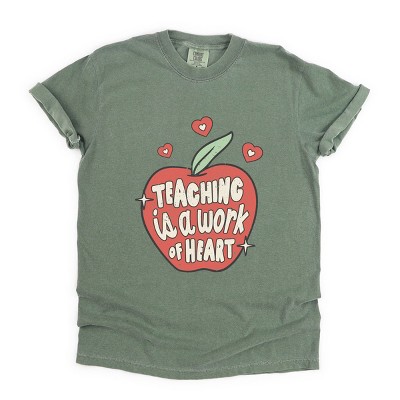 Simply Sage Market Teaching Is A Work Of Heart Apple Garment Dyed Tee - M - Moss