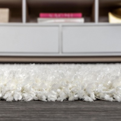 Luxurious White 5' x 8' Plush Shag Area Rug with Tassels
