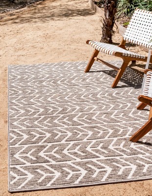 Beige Interlocking Geometric 4'x6' Synthetic Outdoor Rug