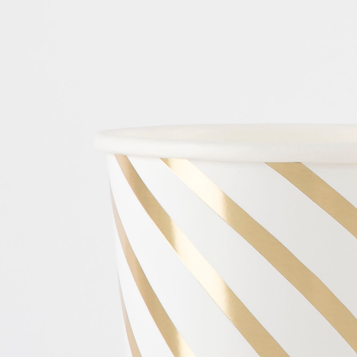 Meri Meri Gold Swirl Cups (Pack of 8) - thumbnail 3