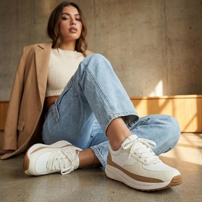 Женские кроссовки CUSHIONAIRE Women's Score lace up Sneaker +Comfort Foam White/Tan 9 — фото 3
