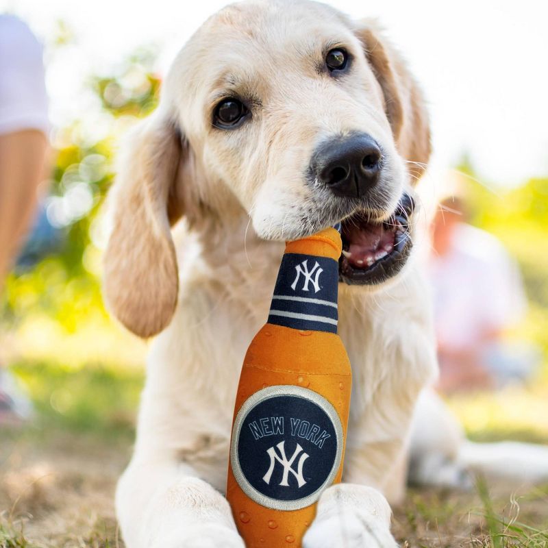 MLB New York Yankees Bottle Pets Toy, 3 of 4