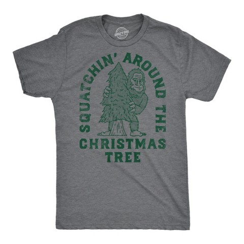Мужские футболки Crazy Dog T-Shirts, Inc. Mens Funny T Shirts Squatchin Around Christmas Tree Sarcastic Bigfoot Graphic Novelty Xmas Tee for Men - Crazy Dog Men's T Shirt Gift For S