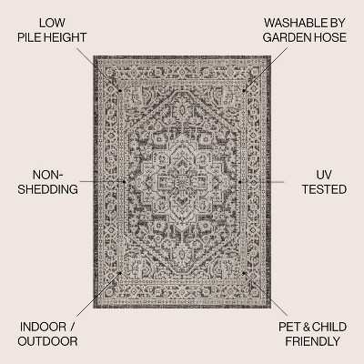 Sinjuri Medallion 5' Round Gray and Black Synthetic Area Rug