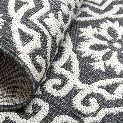 Danica Medallion Black & Gray Synthetic Indoor/Outdoor Rug - 3'11"x5'2"