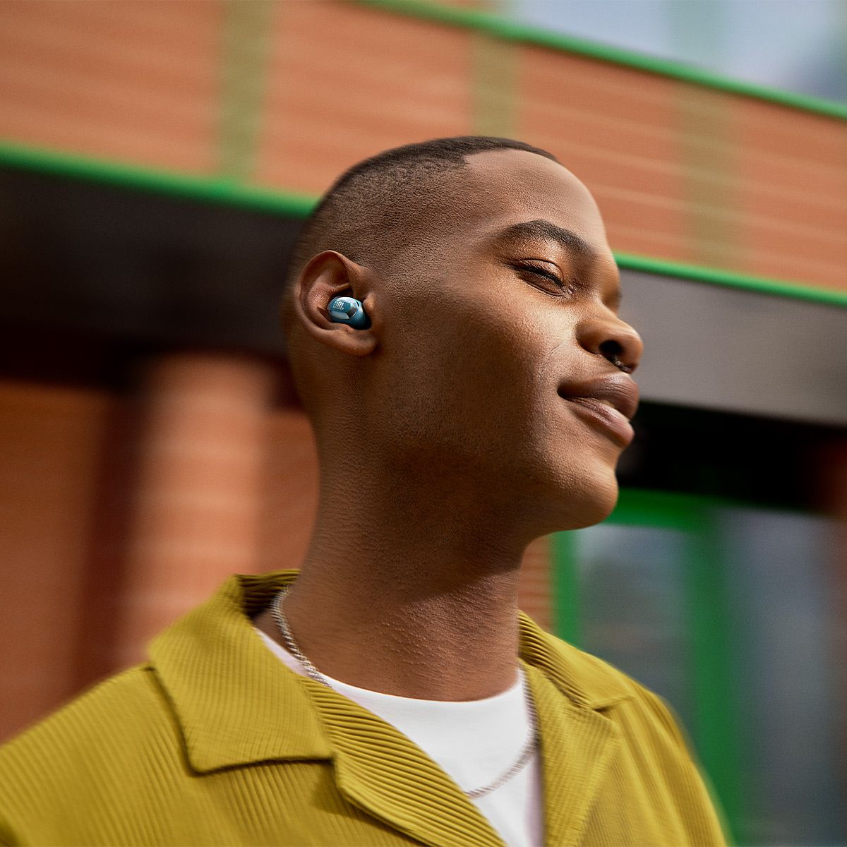 JBL Live Buds 3 Noise-Cancelling Earbuds with Smart Case - thumbnail 2