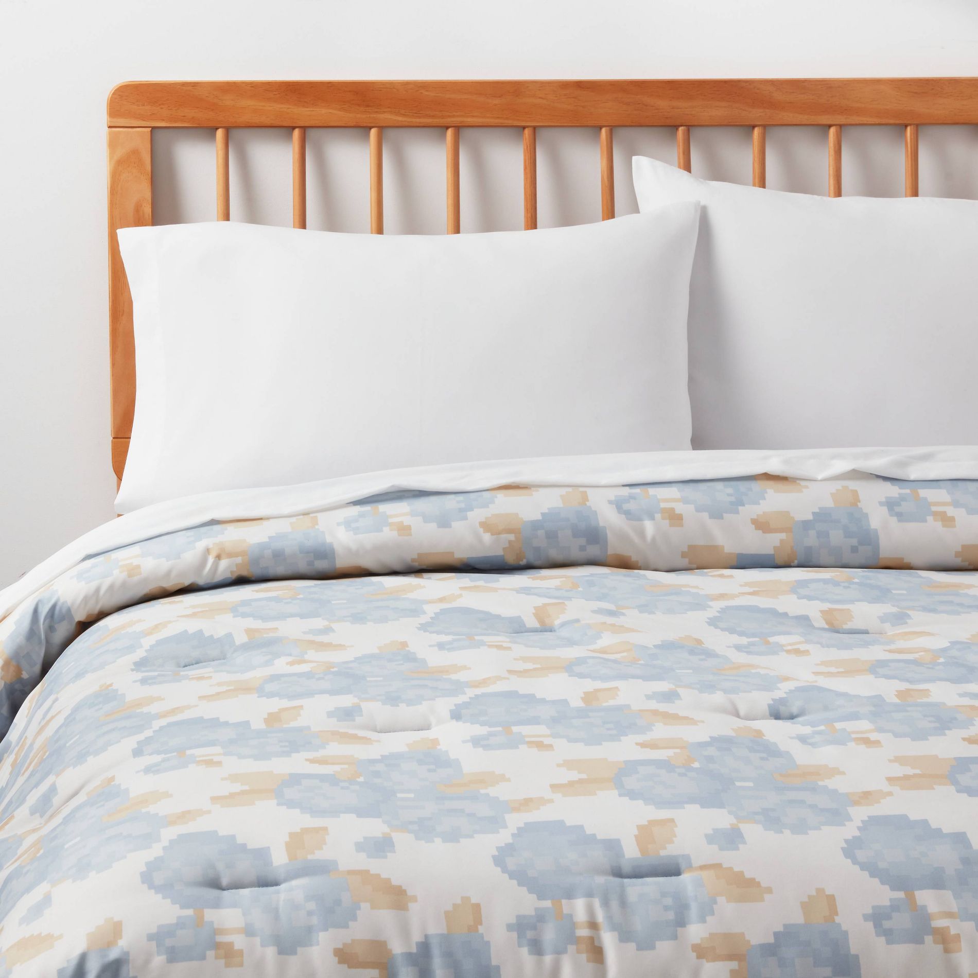 Twin/Twin Extra Long Microfiber Comforter Reversible Light Blue Floral - Room Essentials™