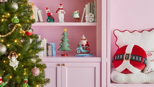 Christmas tree with red roses and white feather boas  Classroom christmas  decorations, Holiday christmas tree, Christmas tree decorations