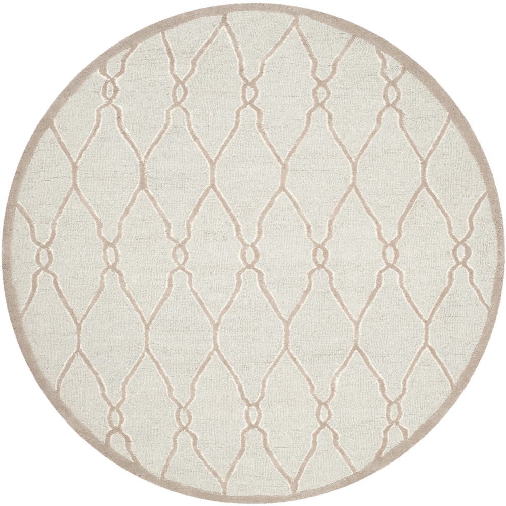 8' Quatrefoil Design Round Area Rug Light Gray/Ivory - Safavieh