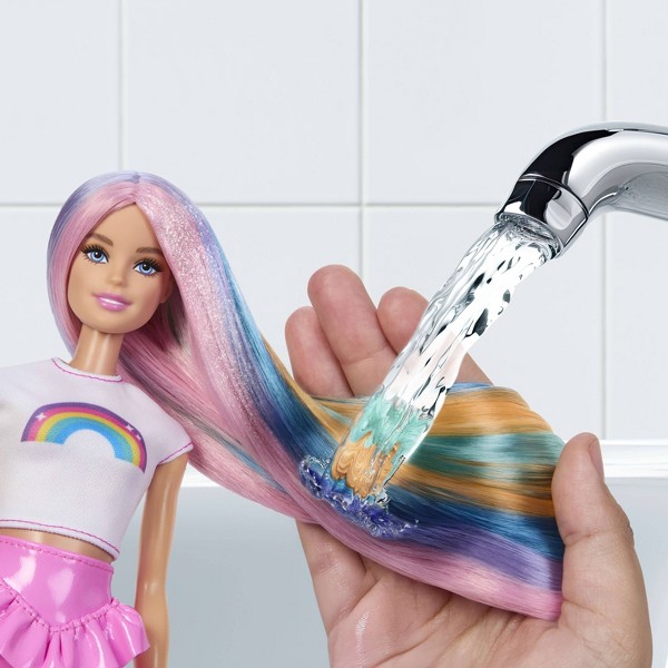Muñeca Barbie Rainbow Sparkle Hair con cabello extra largo, lápiz labial rosa y 12 accesorios de peinado 2