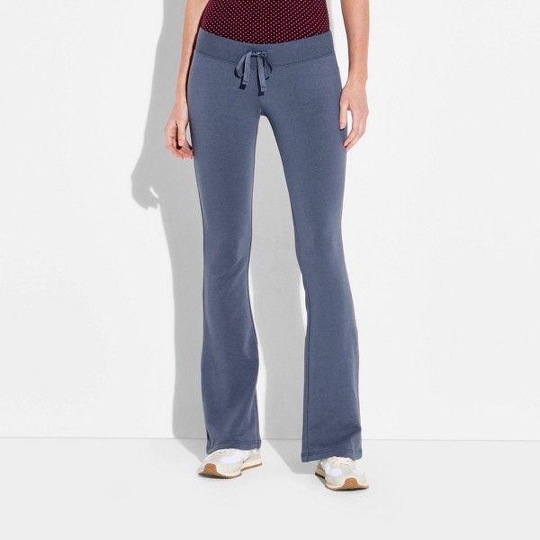 Pantalones de sudadera bootcut de tiro bajo para mujer - Wild Fable™ con Olivia Dayton 2
