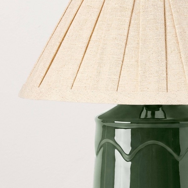 Lámpara de mesa de cerámica verde con pantalla plisada - Hearth & Hand™ with Magnolia 4