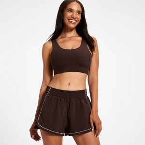 Shorts deportivos de cintura media con ribete de crochet Active Light 2.5" para mujer - All In Motion™