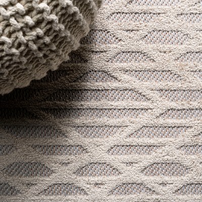 Ivory Diamond Moroccan-Inspired 4' x 6' Easy-Care Area Rug