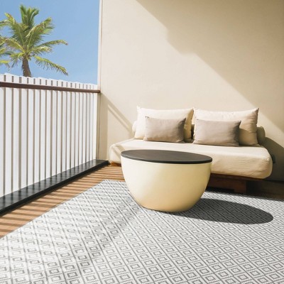 Gray and Cream Diamond Pattern Synthetic Indoor/Outdoor Rug 6'6" x 9'6"