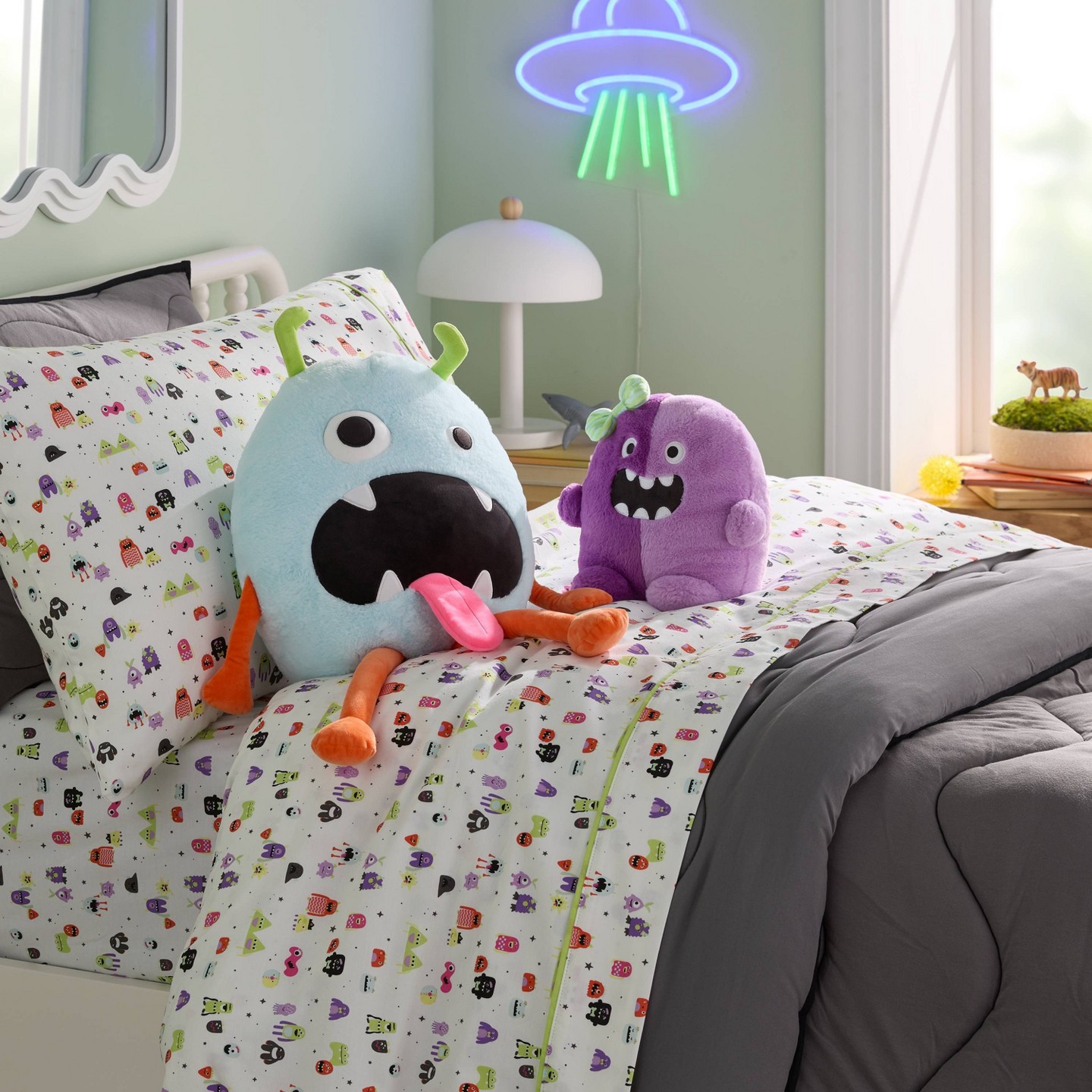 Детская подушка Pillowfort Happy Monster Halloween Mini Weighted Plush Kids' Throw Pillow — фото 2