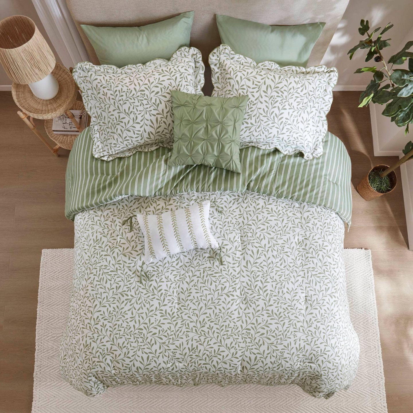 Комплект с одеялом Madison Park King 5pc Darcy Scalloped Edge Brushed Microfiber Reversible Comforter Set Sage Green, цвет: Шалфейный — фото 5