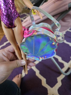 Barbie Clothes, Deluxe Clip-On Beach Bag with Swimsuit and Five Themed  Accessories for Barbie Dolls