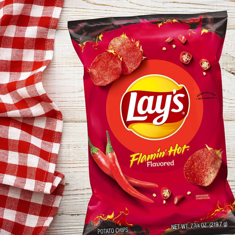 Lay's Flamin' Hot Flavored Potato Chips - 7.75oz, 4 of 7