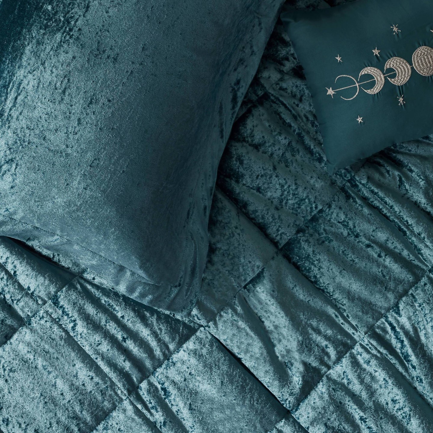 Комплект с одеялом Intelligent Design 4pc Full/Queen Alyssa Velvet Quilted Diamond Ultra Soft Comforter Set Teal: Luxury Glam Bedding, Hypoallergenic, Oeko-Tex Certified, цвет: Бирюзовый — фото 5