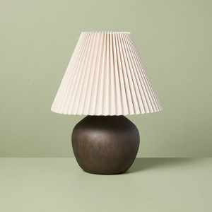 Lámpara de mesa de madera oscura con pantalla plisada - Hearth & Hand™ with Magnolia