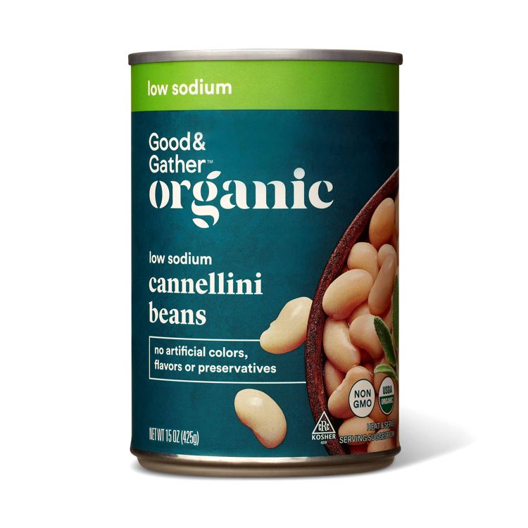 A can of Good & Gather organic low sodium cannellini beans with a net weight of 15 oz (425g).