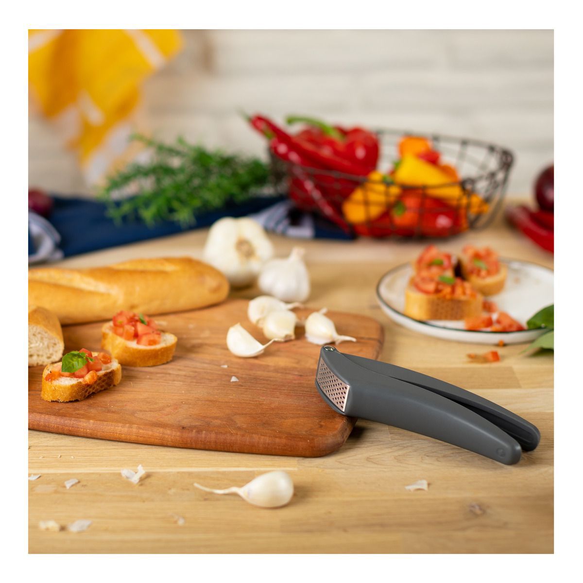 Kuhn Rikon 7-Inch Easy-Clean Garlic Press - thumbnail 5
