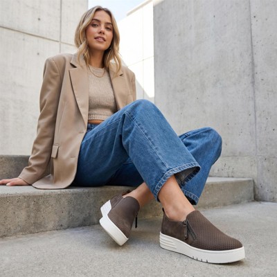 Женские кроссовки CUSHIONAIRE Platform Slip On Womens Sneakers, Casual Perforated Fashion Sneakers for Women with Supportive Comfort Design, Grey 7.5 — фото 3
