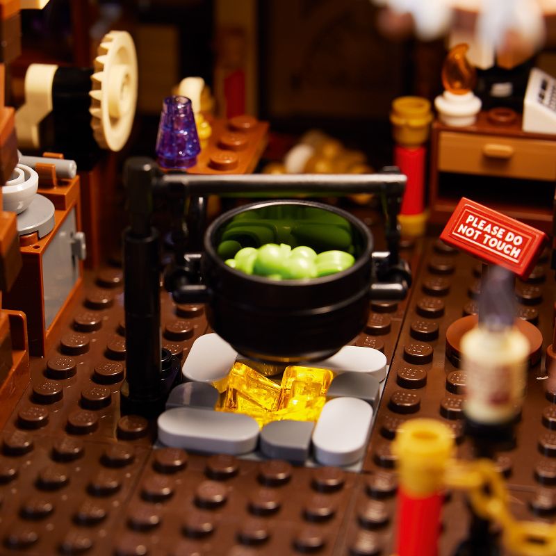 LEGO Ideas Disney Hocus Pocus: The Sanderson Sisters&#39; Cottage 21341, 5 of 11