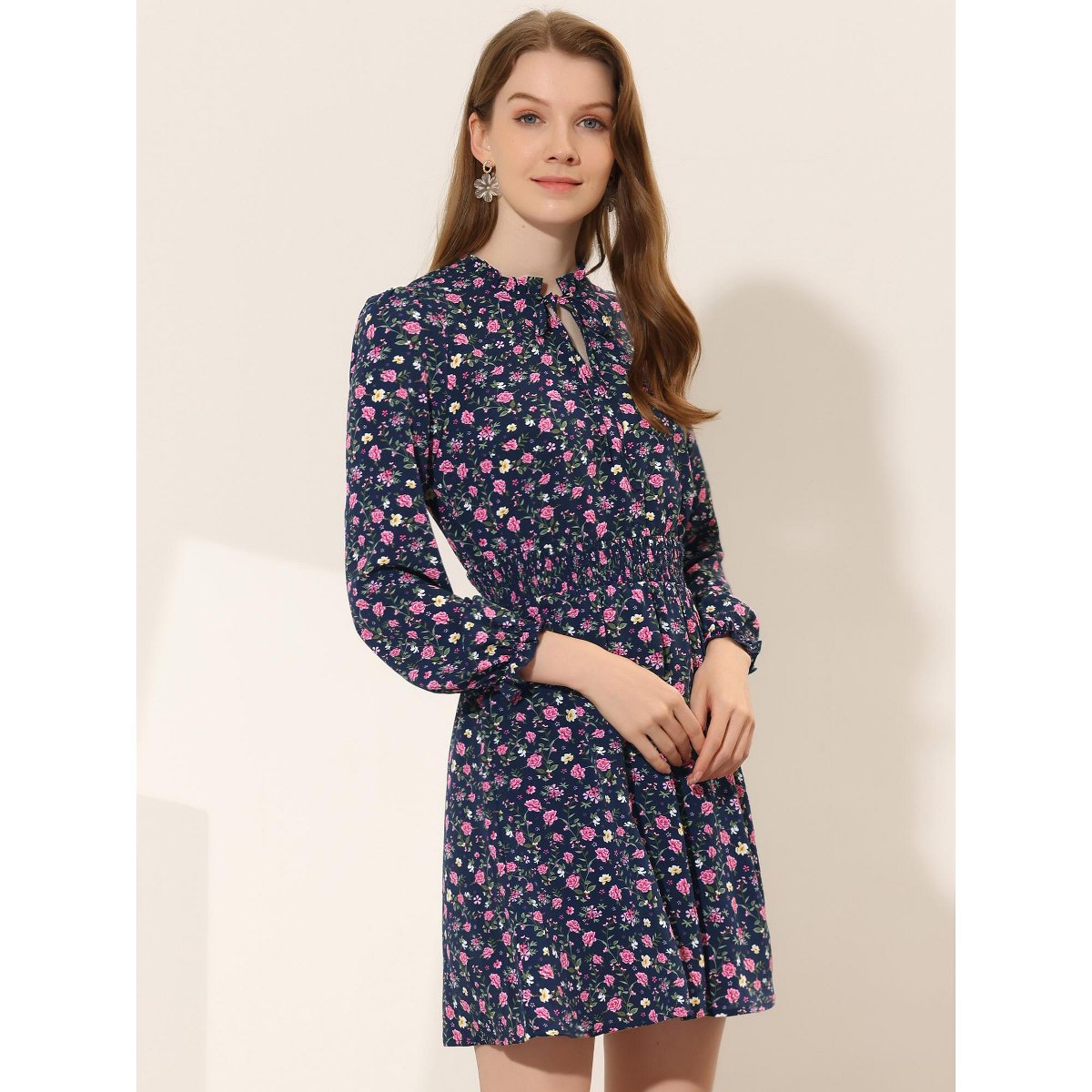 Женские платья INSPIRE CHIC Women's Smocked Waist Tie Neck Floral Long Sleeve Dress Medium Dark Blue — фото 4