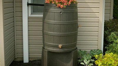 Black Wicker 50 Gallon Rain Barrel with Planter Top