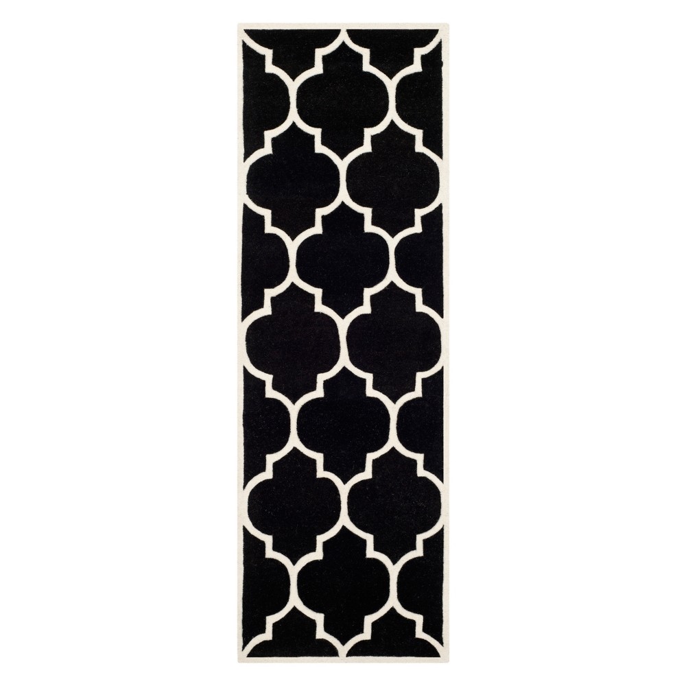 2'3inx5' Quatrefoil Design Tufted Runner Black/Ivory - Safavieh