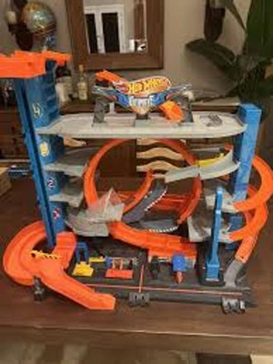Hot Wheels City Ultimate Garage Playset with 2 Die-Cast Cars, Toy Storage  for 50+ Cars 