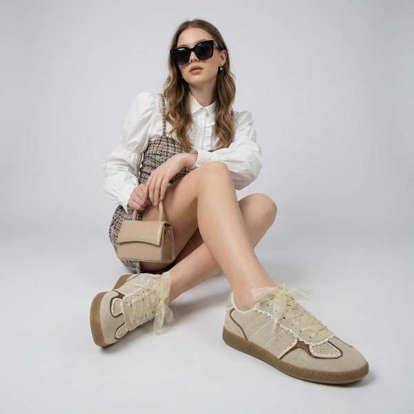 Tenis casuales Belinda de CUSHIONAIRE para mujer con detalle de encaje – Zapatos elegantes con cordón de cinta y espuma viscoelástica 8