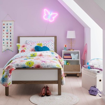 girls room bed