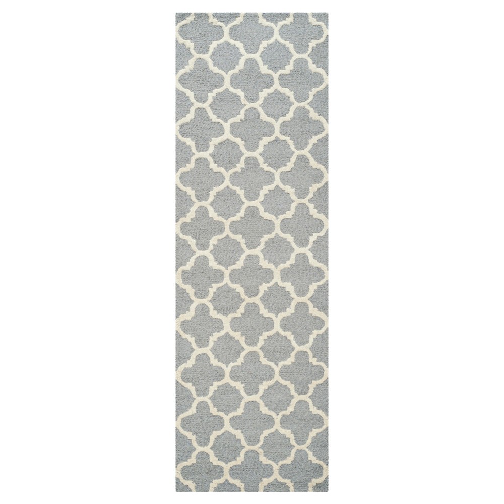 2'6inx6' Trellis Runner Silver - Safavieh